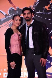  वहीं इस स्‍क्रीन‍िंग में अहान शेट्टी भी अपनी गर्लफ्रेंड तानिया श्रॉफ के साथ पोज देते द‍िखे. (फोटो साभार- व‍िरल भयानी)