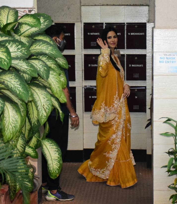  जानकारी के अनुसार इस जोड़ी की शादी रजवाड़ी रीति-रिवाजों के तहत होगी. कैटरीना कैफ विक्की कौशल के संग फेरे चारों ओर कांच से सुसज्जित मंडप में लेगी. मंडप में कांच की नक्काशी कुछ इस कदर की गई है कि एक ही व्यक्ति की शक्ल इस मंडप में बैठने के बाद लाखों की तादाद में चारों ओर नजर आती है. (फोटो साभार- व&zwj;िरल भयानी)