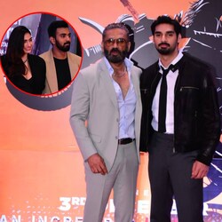  सुनील शेट्टी (Suniel Shetty) के बेटे अहान शेट्टी (Ahan Shetty) की पहली फिल्‍म 'तड़प' (Tadap) शुक्रवार को र‍िलीज हो रही है और इस फिल्‍म की र‍िलीज से पहले बुधवार को इसकी मुंबई में स्‍क्रीन‍िंग रखी गई. यूं तो इस स्‍क्रीनिंग में सारी नजरें अहान शेट्टी पर होनी थी, लेकिन उनकी बहन अथिया शेट्टी (Athiya Shetty) ने रेड कारपेट पर कुछ इस अंदाज में एंट्री मारी है कि सारी लाइम-लाइट वही लूट ले गईं. नहीं हम यहां, अथिया के फैशन की नहीं बल्कि उनकी लव-लाइफ की बात कर रहे हैं और सारी नजरें उन पर टिकी होने की वजह हैं क्र‍िकेटर के. एल राहुल. (K. L. Rahul) (फोटो साभार- व‍िरल भयानी)