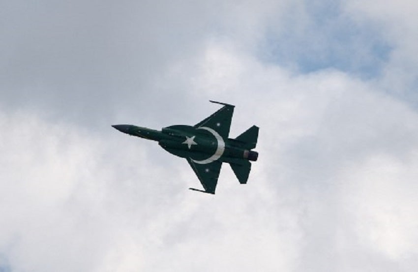  बता दें कि NATO ने J-10 के सिंगल इंजन वाले फाइटर विमान को फायरबर्ड की संज्ञा दी थी. यह लाइटवेट मल्टीरोल फाइटर विमान है, जो किसी भी कंडीशन में काम कर सकता है. इसे चीन की पीपुल्स लिबरेशन आर्मी एयरफोर्स के लिए बनाया गया था. J-10 को फ्रांस के मिराज विमानों के समकक्ष माना जाता है.&nbsp;(Photo by ERIC PIERMONT / AFP)