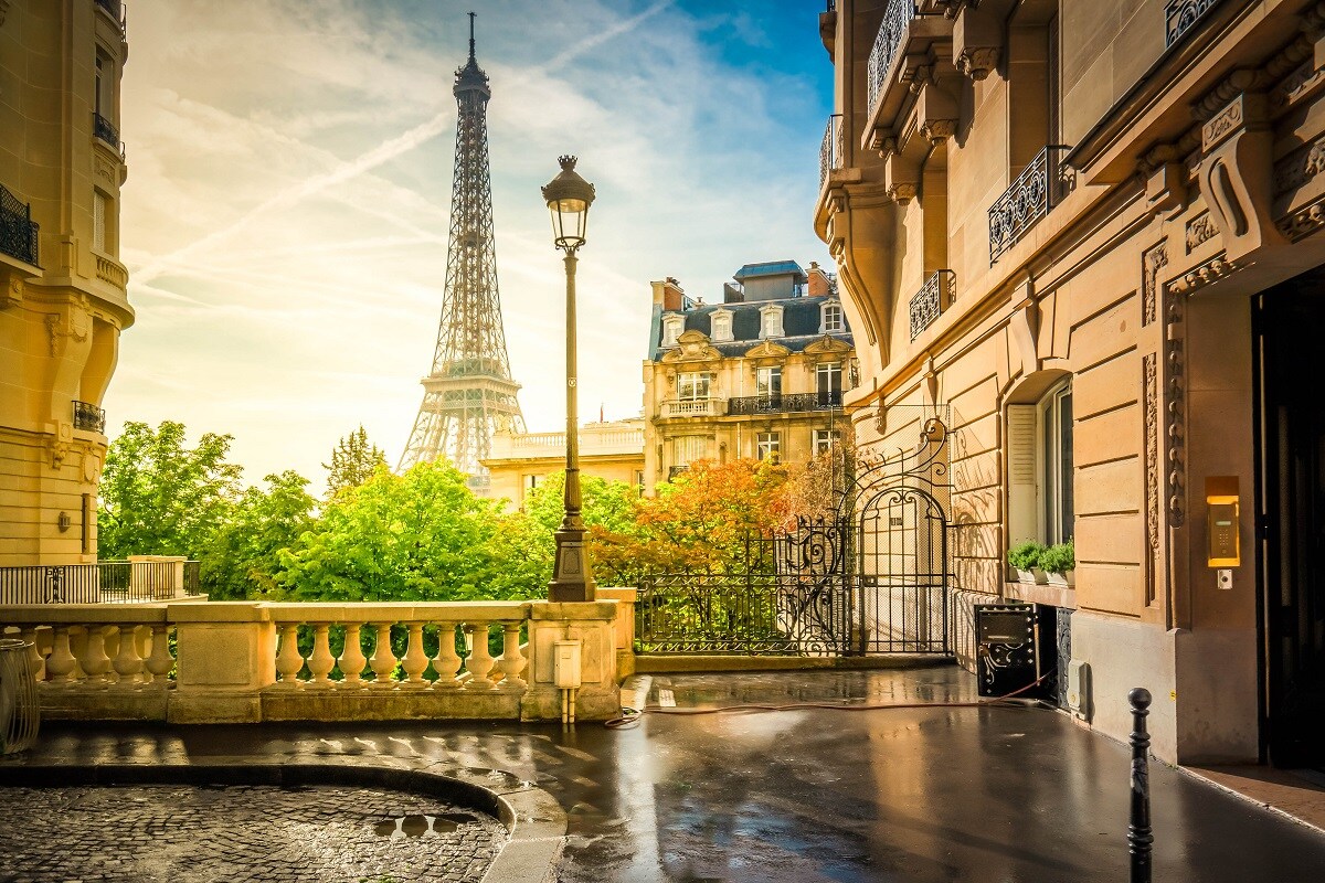  अध्ययन में पाया गया है कि सप्लाई चेन की समस्याओं के कारण इस साल कीमतों में तेजी से इजाफा हुआ है. वहीं कोविड-19 (Covid-19) महामारी को रोकने के लिए शुरू किए गए उपायों का उत्पादन और व्यापार दोनों पर ही असर पड़ा. इस सूची में दूसरा स्थान पेरिस (Paris) का है जो पिछले साल शीर्ष पर था. फ्रांस (France)की राजधानी लंबे समय से दुनिया के सबसे महंगे शहरों में शुमार रही है. इसके बाद भी यहां पर्यटकों का आना जाना कम नहीं हुआ है. (प्रतीकात्मक तस्वीर: shutterstock)