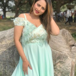  रानी चटर्जी को पहली फिल्म के लिए 10 हजार रुपए मिले थे और आज उनकी पॉपुलैरिटी का आलम ये है कि वो एक फिल्म के लिए 8-12 लाख रुपए फीस (Rani Chatterjee Fees) लेती हैं. इतना ही नहीं उनकी नेट वर्थ को लेकर मीडिया रिपोर्ट्स में कहा जाता है कि उनकी कुल संपत्ति एक से पांच मिलियन के बीच है.
