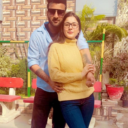 शहनाज गिल अपने भाई शहबाज के साथ पोज देते हुए. (फोटो साभारः Instagram @badeshashehbaz)