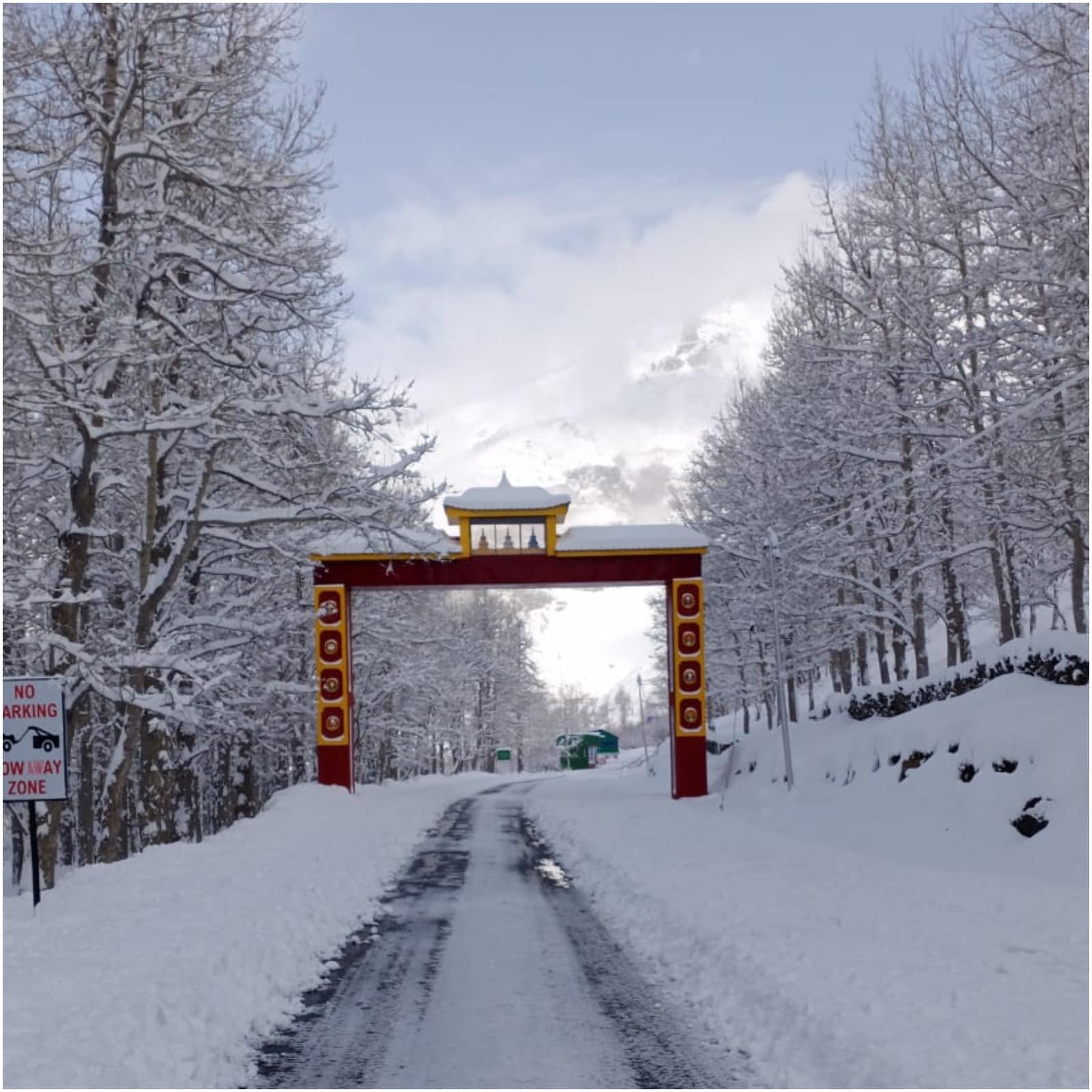  कुल्लू जिले के कई इलाकों में हुई ताजा बर्फबारी से जनजीवन अस्तव्यस्त हो गया है, तो जनजातीय जिले लाहौल-स्पीति में बर्फबारी से सड़क मार्ग बंद हो गए हैं.