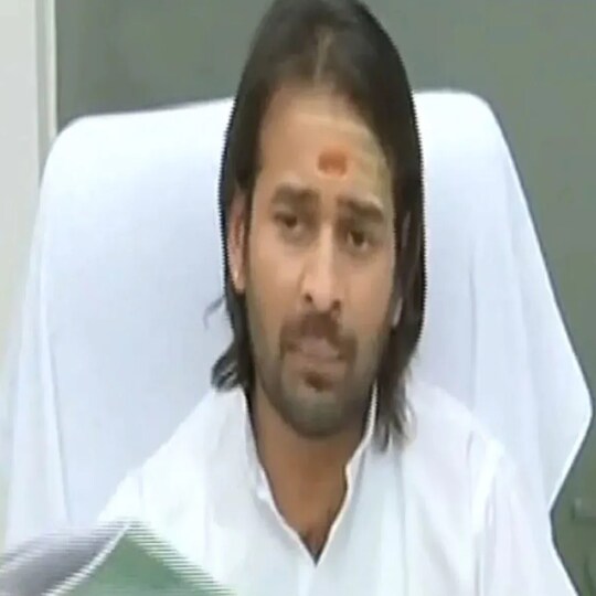 आरजेडी के नेता तेज प्रताप यादव ने लालू नीतीश की एक तस्वीर ट्वीट की है (फाइल फोटो)