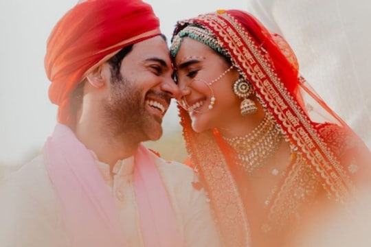 Rajkummar rao patralekha completed one month of marriage celeberate in mud pr - राजकुमार राव-पत्रलेखा की शादी के 1 महीने पूरे, जश्न के अनोखे अंदाज को देख फैंस हुए हैरान – News18 ...