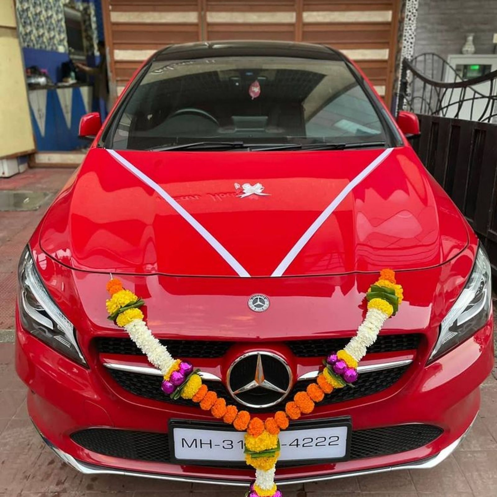  भोजपुरी क्वीन रानी चटर्जी (Rani chatterjee) को भी लग्जरी गाड़ियों का शौक है. उन्होंने हाल ही में नई मर्सिडीज रेड कलर में खरीदी है. इसकी जानकारी उन्होंने इंस्टाग्राम पर खुद शेयर की थी.