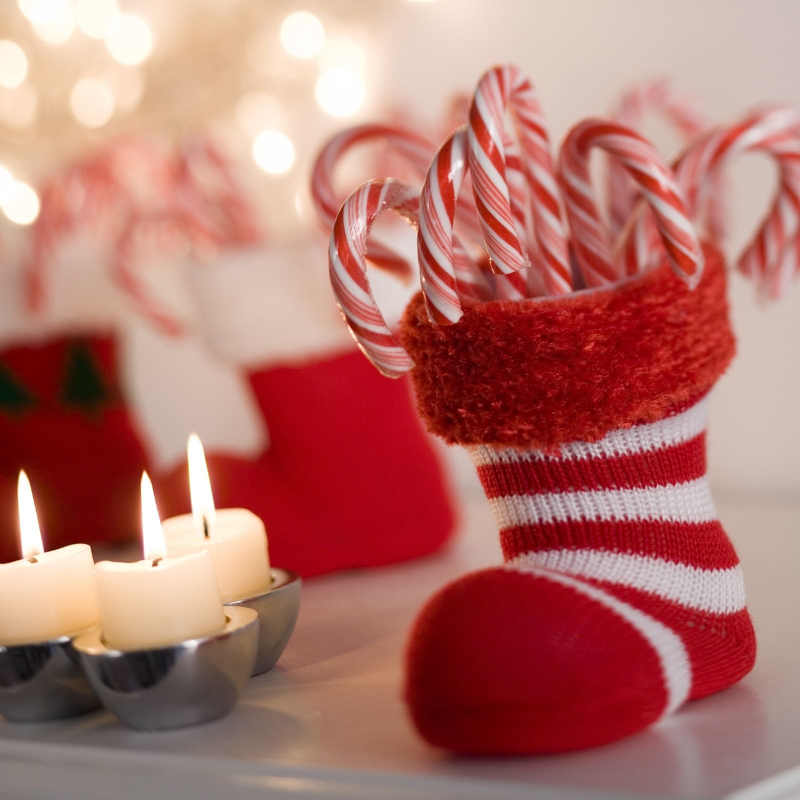  व्हाइट एंड रेड थीम (red and white theme) के आधार पर आप क्रिसमस डेकोरेशन कर सकते हैं. इसके लिए आप इस तरह का क्रिसमस कैंडी (red and candy), रेड एंड व्हाइट सॉक्‍स, लाल सफेद डेकोरेशन लाइट (Light), बॉल आदि का प्रयोग कर सकते हैं. Image : Canva