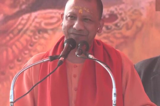 सीएम योगी ने कहा, भाजपा सरकार जब दंगाइयों पर सख्ती करती है तो कांग्रेस, सपा और बसपा को अच्छा नहीं लगता.
