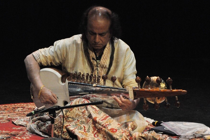  आशीष खान देवशर्मा सरोदवादन के मशहूर और बड़े संगीतज्ञ थे. वो मुस्लिम थे. उन्होंने वर्ष 2006 में बेस्ट वर्ल्ड म्युजिक कैटेगरी में ग्रेमी अवार्ड जीता. वो भी मैहर में पैदा हुए थे. उन्हें कई बड़े अवार्ड मिले, वो अमेरिका की कैलिफोर्निया यूनिवर्सिटी के कैलिफोर्निया इंस्टीट्यूट ऑफ आर्ट्स में भारतीय शास्त्रीय संगीत के प्रोफेसर थे.