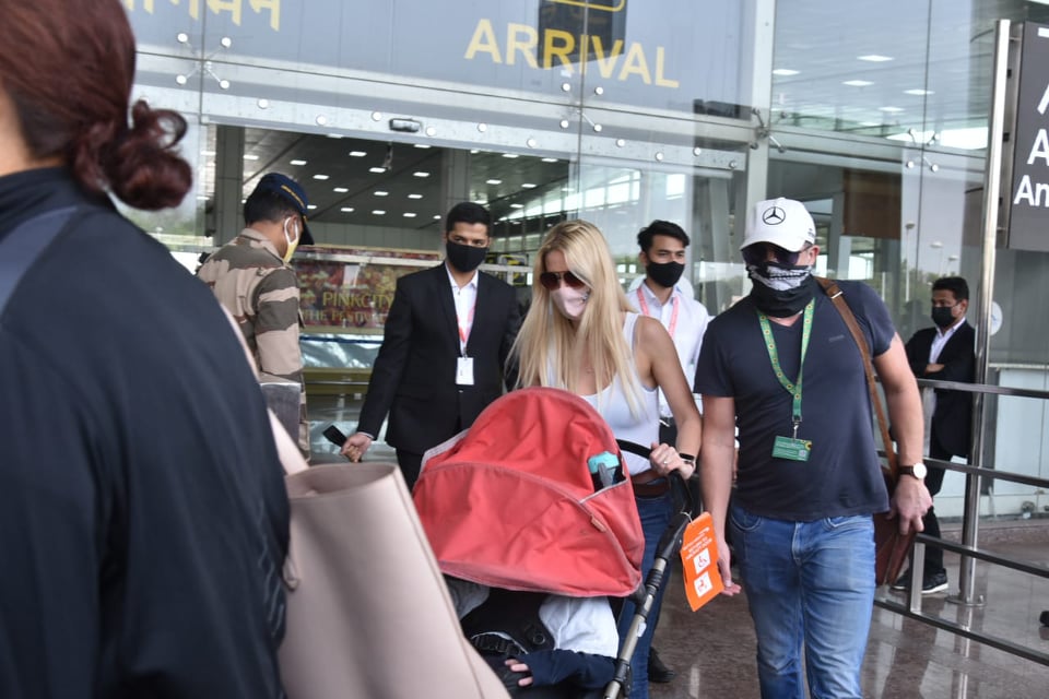  थोड़ी देर पहले ही कैटरीना कैफ की बहन नताशा को जयपुर एयरपोर्ट पर देखा गया, जहां से वह वेडिंग प्लेस पर पहुंचेंगी. (फोटो साभारः Viral Bhayani)