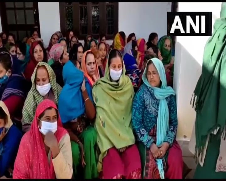  विवेक की यूनिट नाहन में पोस्टेड थी, लेकिन वह पैरा कमांडो थे और डेढ़ साल पहले ही उन्हें सीडीएस बिपिन सिंह रावत के पीएसओ के रूप में तैनात किया गया था. विवेक बहुत ही स्किल्ड और युद्ध में माहिर फौजी थे. वह कश्मीर में सेवाएं देने के अलावा, चाइना बॉर्डर पर भी तैनात रह चुके थे. वह पैरा कमांडो थे और कॉम्बैट फ्री फॉल में माहिर थे. इसके अलावा कम्युनिकेशन एक्सपर्ट और अनआर्म्ड कॉम्बैट में उन्हें दक्षता हासिल थी. विवेक को 30 हजार फीट की ऊंचाई से भी कूदने में दक्षता हासिल थी.