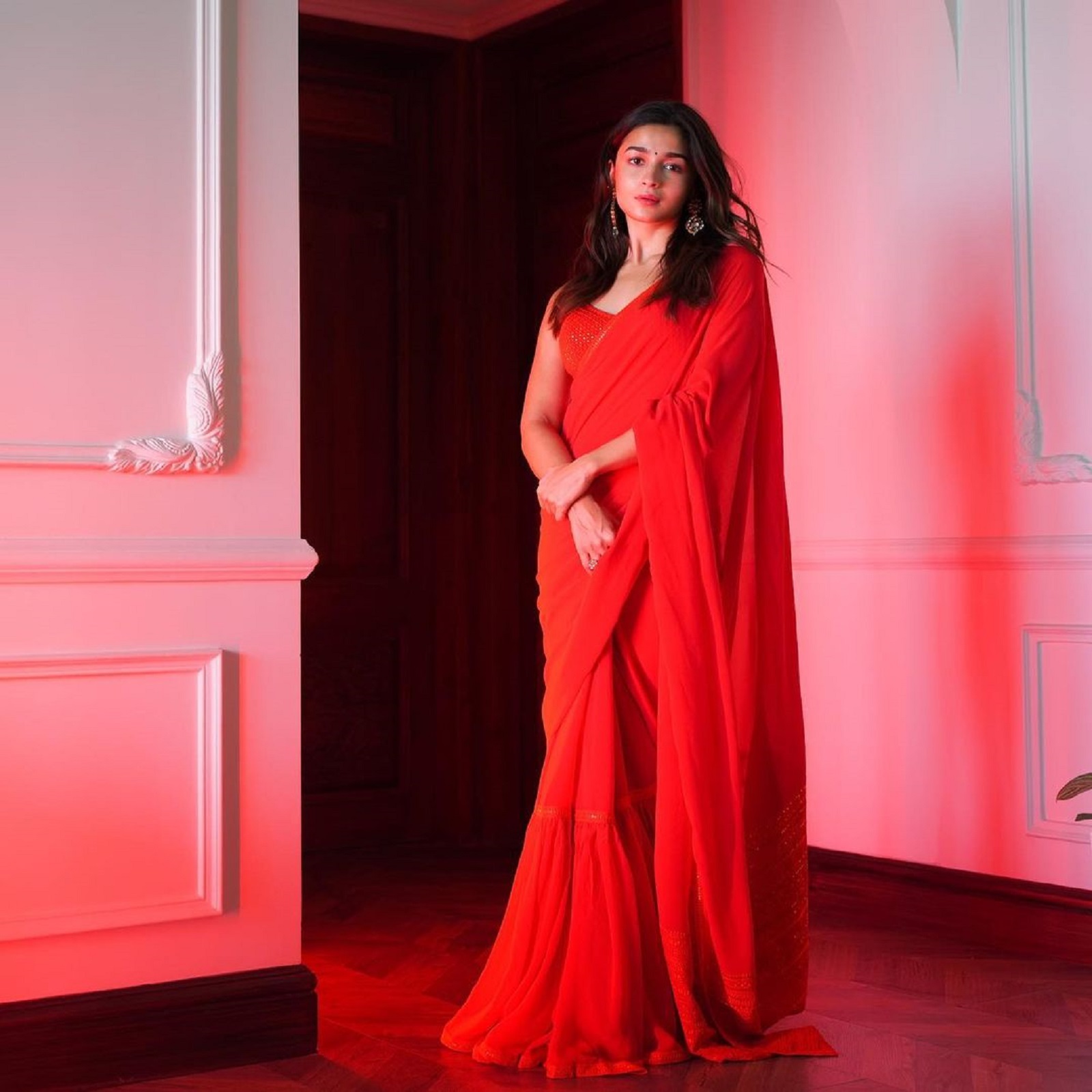  लाल रंग की यह लाल लहंगा साड़ी जाने माने ड्रेस डिजाइनर सब्‍यसाची (Sabyasachi) ने तैयार की है. वाकई इस ड्रेस में आलिया गॉर्जियस दिख रही हैं. Image : Instagram/stylebyami