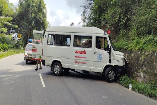 पार्थिव शरीर ले जा रही गाड़ियों में से एक कोयंबटूर के बुर्लियार में  दुर्घटनाग्रस्‍त हो गई. 