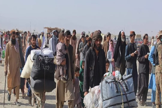 यूनाइटेड नेशंस ने चेतावनी दी है कि करीब 2.2 करोड़ लोग (आधी से अधिक अफगान आबादी) इस सर्दी में खाने की समस्या से जूझ सकते हैं. (AP)