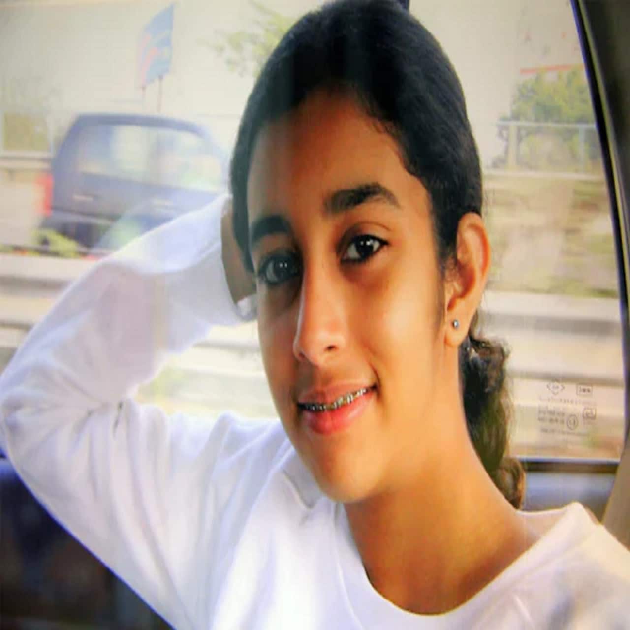 आरुषि तलवार : आरुषि (14) का शव नोएडा के उनके ही घर के अंदर मई 2008 में मिला था. सबसे पहला शक नौकर हेमराज पर था. दो दिन बाद हेमराज (45) का शव भी उसी घर की छत पर मिला था. उत्तर प्रदेश पुलिस की घटिया जांच के बाद तत्कालीन मुख्यमंत्री मायावती की सिफारिश पर मामला सीबीआई को सौंप दिया था. लंबी जांच के बाद, आरुषि के माता-पिता, डॉ राजेश और नूपुर तलवार को उनकी बेटी और हेमराज की हत्या के लिए दोषी ठहराया गया और आजीवन कारावास की सजा सुनाई गई. हालांकि, इलाहाबाद उच्च न्यायालय ने चिकित्सक दंपत्ति को सबूतों के अभाव में बरी कर दिया.