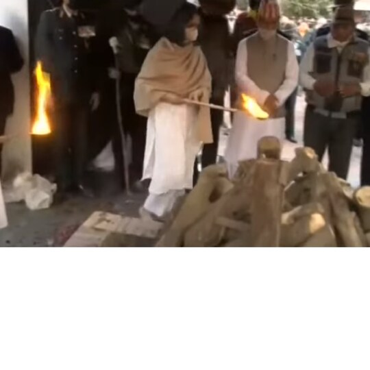 दिवंगत जनरल रावत और उनकी पत्नी मधूलिका रावत को मुखाग्नि दोनों बेटियों कृतिका और तरि​णी ने दी.