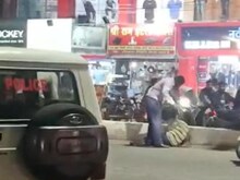 पुलिस कांस्टेबल ने बीच सड़क पर मचाया उत्पात, अधेड़ की बेरहमी से की पिटाई