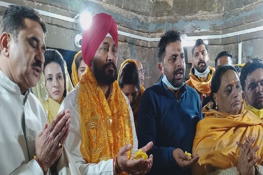 पंजाब के मुख्यमंत्री चरणजीत सिंह चन्नी शनिवार को बगलामुखी मंदिर पहुंचे.