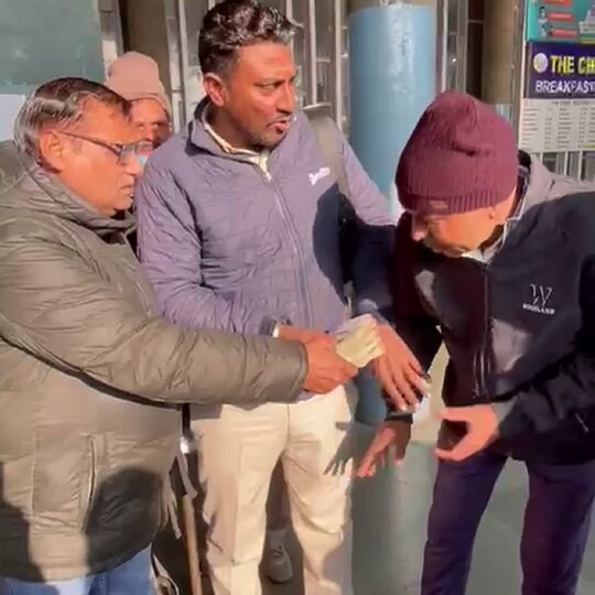 यात्री ने छुए कंडक्टर के पैर