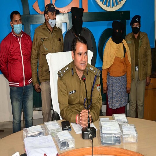 देहरादून पुलिस ने सऊदी की करंसी के नाम पर ठगी करने वाले गिरोह के दो सदस्यों को अरेस्ट किया है.