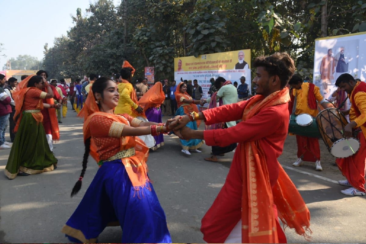  गोरखपुर में पीएम मोदी के स्‍वागत के लिए दूर-दूर से कलाकार आए हैं. सभी अलग-अलग लोक नृत्‍य का प्रदर्शन कर रहे हैं. (Pic- News18)