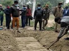 Aligarh:पुलिसवालों ने पहले दफनाया, फिर कब्र से लाश निकालकर कराया अंतिम संस्कार