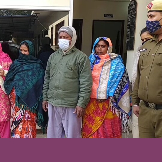 मेवात पुलिस ने गोमांस की तस्करी के आरोप में 3 महिलाओं समेत चार लोगों को गिरफ्तार किया है.