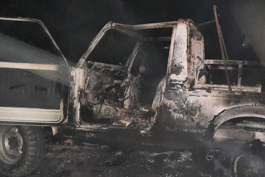 उग्र गामीणों ने पुलिस की 3 गाड़ियों को आग के हवाले कर दिया. 