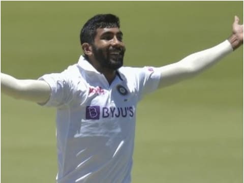 India vs South Africa 3rd Test: जसप्रीत बुमराह (Jasprit Bumrah) ने केपटाउन टेस्ट के पहले दिन दक्षिण अफ्रीका के कप्तान डीन एल्गर को आउट किया. (AFP)