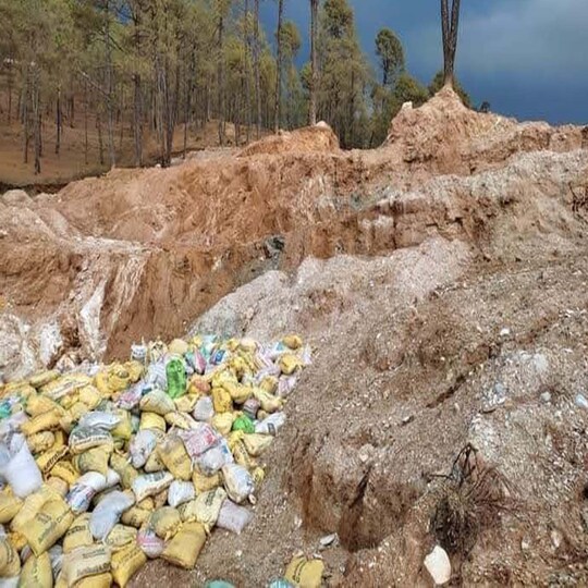बागेश्वर जिले में लगातार अंधाधुंध खड़िया खनन पहाड़ों के लिए खतरा बन गया है.