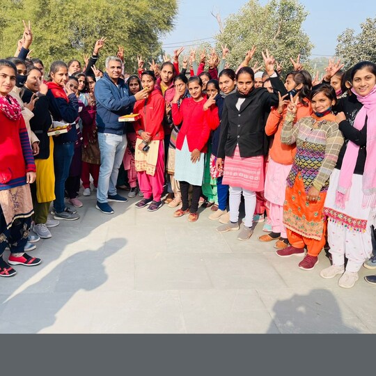 हरियाणा के हिसार की 'लाडो पंचायत' लंबे समय से लड़कियों की शादी की उम्र बढ़ाने को लेकर अभियान चला रही है. कैबिनेट की मंजूरी के बाद हिसार में कल जश्न मनाया गया.