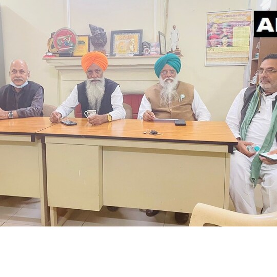 सिंघु बॉर्डर पर संयुक्त किसान मोर्चे की बैठक शुरू हो गई है. (PHOTO- ANI)