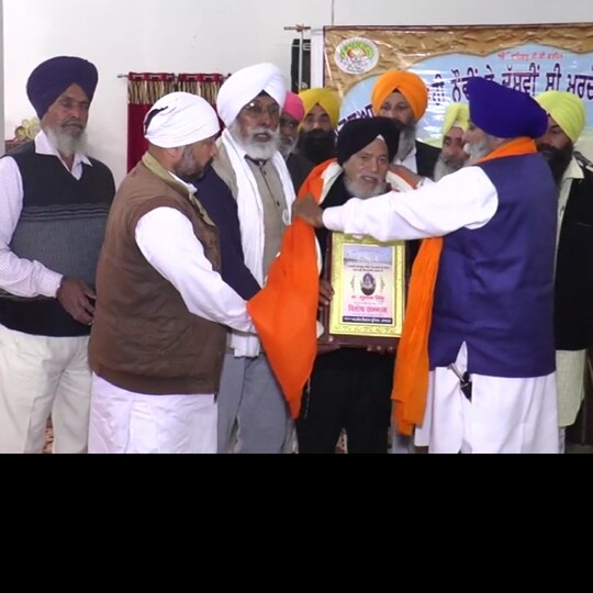 कृषि कानूनों के विरोध में काले कपड़े पहनने की प्रतिज्ञा लेने वाले किसान को आज सम्मानित किया गया.