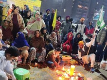 दिल्ली की सीमाओं पर सालभर के आंदोलन के बाद जीत का जश्न मनाते घर लौटे किसान