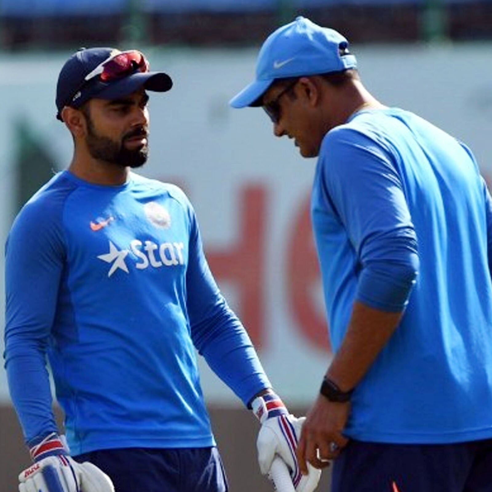  भारत के पूर्व हेड कोच अनिल कुंबले के साथ विराट के रिश्ते अच्छे नहीं रहे. साल 2017 में इस मामले ने काफी तूल पकड़ा. तब मीडिया रिपोर्ट्स में कहा गया कि कुंबले को उनके पद से हटाने के पीछे विराट कोहली का बड़ा हाथ था. इतना ही नहीं, यह भी दावा किया गया था कि विराट ने बीसीसीआई को कई ईमेल भेजे जिसमें उन्होंने कुंबले की कोचिंग पर नाखुशी जाहिर की थी. बाद में कुंबले ने इस पद को छोड़ा और रवि शास्त्री को हेड कोच बनाया गया था. (AFP)