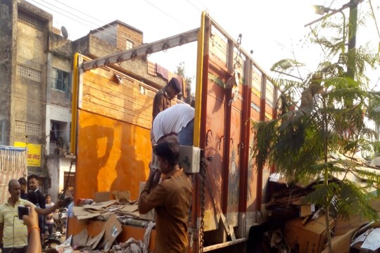 राजधानी पटना के पत्रकार नगर थाना क्षेत्र शराब से भरी ट्रक बरामद की गई.