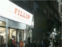 दिल्ली में शराब की दुकानों पर भीड़, लोग बोले-क्‍या इससे कोरोना नहीं फैलेगा?