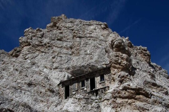 इटली (Italy News) के डोलोमिट माउंटेंस (Dolomite Mountains) में चट्टानों के बीच एक ऐसा घर बना हुआ है, जहां पिछले 100 सालों से कोई नहीं गया.  (Credit- Facebook)