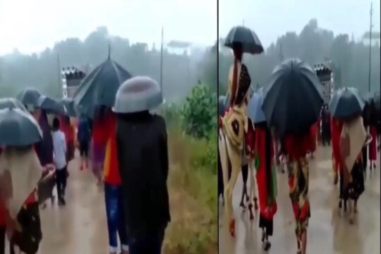 वीडियो में एक दूल्हा हाथ में छाता लिए बारिश में घोड़ी पर बैठकर अपनी दुल्हन को लेने जा रहा है. इसके साथ ही नाते-रिश्तेदार भी पानी में भीगते हुए दूल्हे के पीछे-पीछे जा रहे हैं.