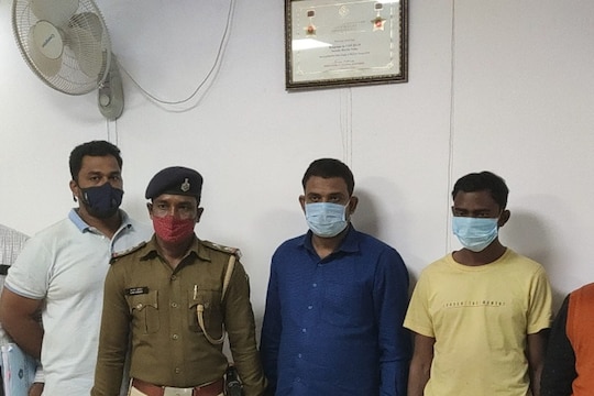 मुंबई पुलिस ने नवादा में 3 साइबर अपराधियों को गिरफ्तार किया. 