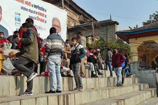 मंडी के सेरी मंच पर आरोपियों की परिजनों ने खूब आवभगत की.