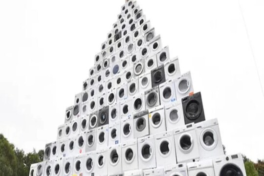 कंपनी ने हज़ारों रिसायकिल्ड वॉशिंग मशीनों (Recycled Washing Machines' Pyramid) को पिरामिड में जोड़ने का अनोखा रिकॉर्ड बना दिया है.  (Credit-guinnessworldrecords.com)