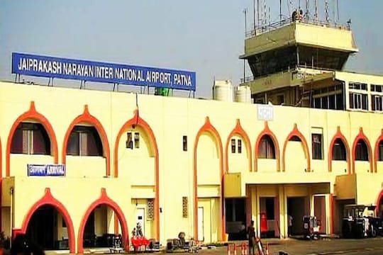Jayprakash Narayan International Airport News: घने कोहरे के कारण जयप्रकाश नारायण हवाई अड्डे पर विमान सेवा प्रभावित हुई है. (फाइल फोटो)