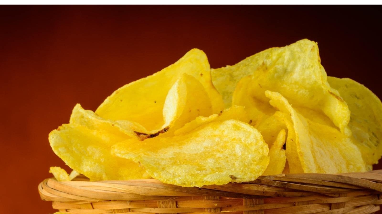 Potato Chips Recipe आलू के चिप्स खाने के हैं शौकीन, घर में इस तरह