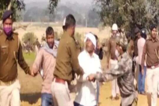 Eklavya School Controversy: रांची (देहात) के चान्‍हो में पुलिस और ग्रामीणों के बीच हिंसक झड़प हो गई. (न्‍यूज 18 हिन्‍दी)