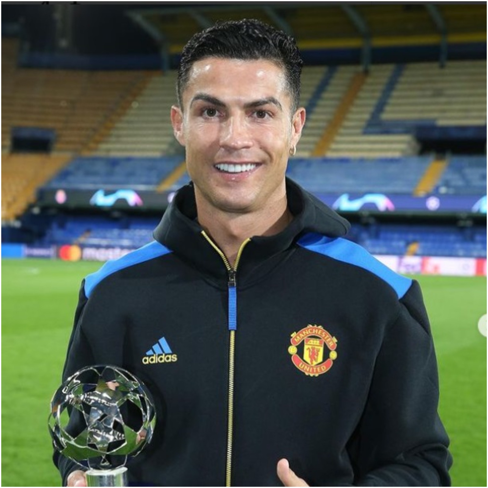  रोनाल्डो सबसे अधिक 184 अंतरराष्ट्रीय मैच खेलने वाले यूरोपीय खिलाड़ी हैं. वो पांच बार फुटबॉल का प्रतिष्ठित Ballon d’Or अवॉर्ड जीत चुके हैं. हालांकि, अर्जेंटीना के लियोनल मेसी ने उनसे ज्यादा 7 बार यह खिताब जीता है. हाल ही में मेसी ने रिकॉर्ड सातवीं बार यह पुरस्कार जीता है. (Christiano Ronaldo Instagram)