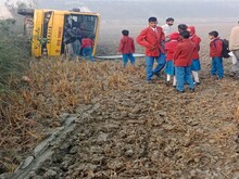 मऊ में बड़ा हादसा, स्कूली बच्चों से भरी बस अनियंत्रित होकर पलटी, मची चीख-पुकार