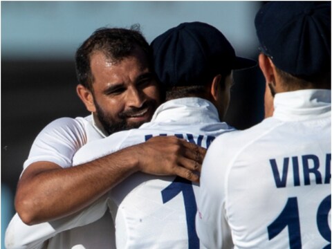 शमी ने दक्षिण अफ्रीका के खिलाफ केपटाउन में सीरीज के तीसरे टेस्ट मैच की पहली पारी में 39 रन देकर 2 विकेट झटके.  (AP)