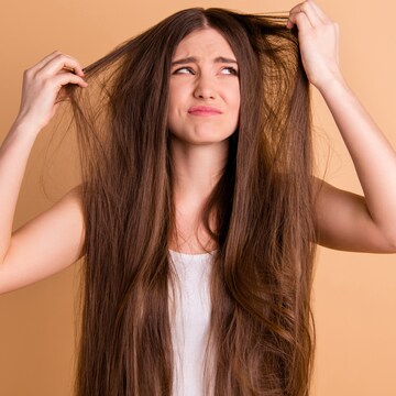 बालों में कलर करने के बाद शैम्पू न करें- Image : shutterstock